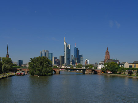 Skyline von Frankfurt mit Alter Brücke