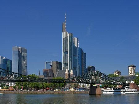 Foto Skyline von Frankfurt mit eisernem Steg