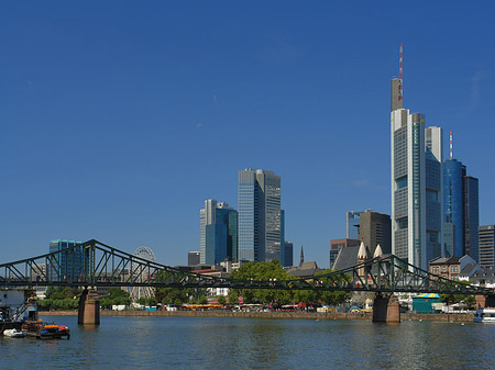 Skyline von Frankfurt mit eisernem Steg