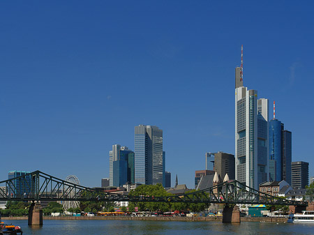 Fotos Skyline von Frankfurt mit eisernem Steg