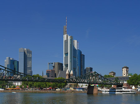 Skyline von Frankfurt mit eisernem Steg Foto 