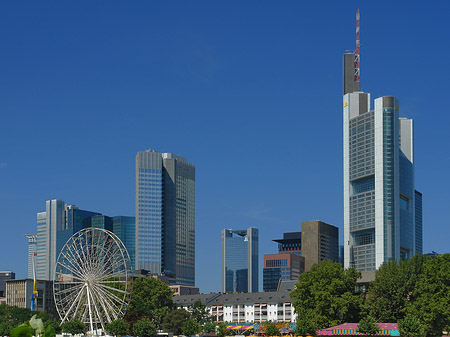 Skyline von Frankfurt mit Riesenrad Foto 