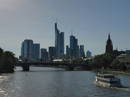 Foto Skyline von Frankfurt mit Schiff - Frankfurt am Main