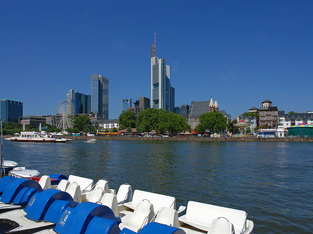 Skyline von Frankfurt mit Tretbooten Fotos