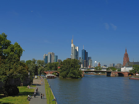 Fotos Skyline von Frankfurt mit Ufer | Frankfurt am Main