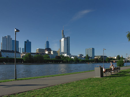 Foto Skyline von Frankfurt mit Ufer