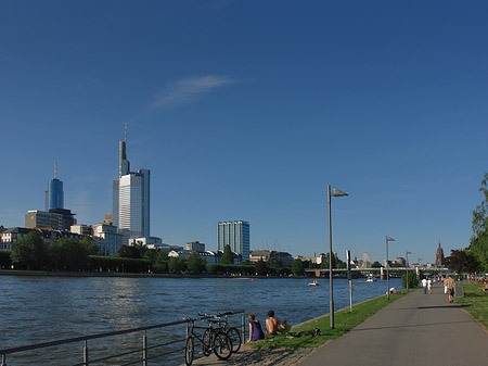 Foto Skyline von Frankfurt mit Weg - Frankfurt am Main