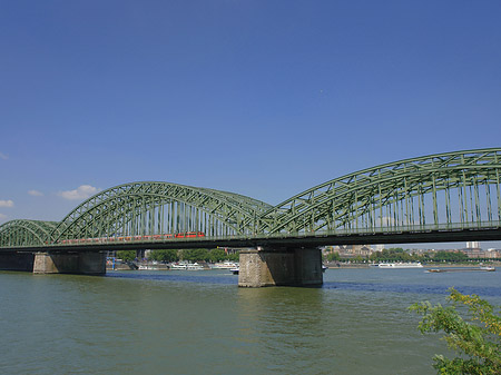 Hohenzollernbrücke mit Zug Foto 