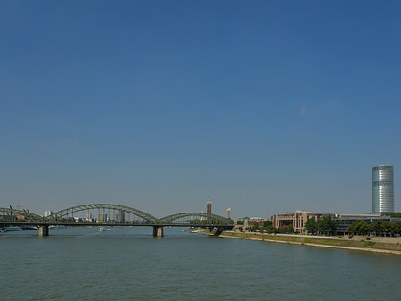 Foto Hohenzollernbrücke führt zum Kennedyufer