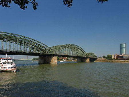 Hohenzollernbrücke reicht ans Kennedyufer Foto 