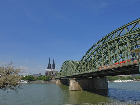 Hohenzollernbrücke am Kölner Dom Fotos