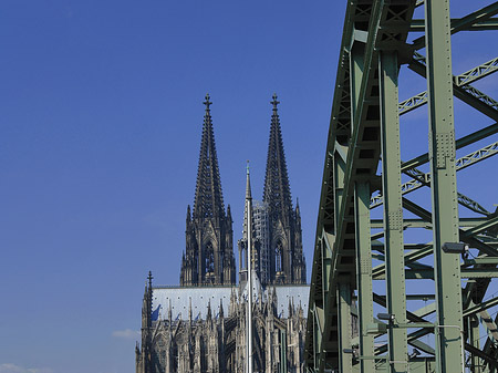 Hohenzollernbrücke beim Kölner Dom Foto 