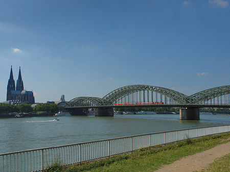 Foto Hohenzollernbrücke neben Kölner Dom - Köln