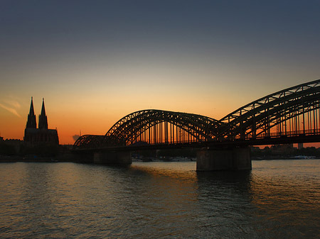 Fotos Kölner Dom hinter der Hohenzollernbrücke