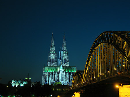 Kölner Dom hinter der Hohenzollernbrücke Fotos