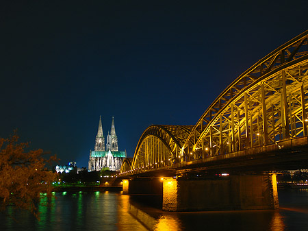 Kölner Dom hinter der Hohenzollernbrücke Foto 