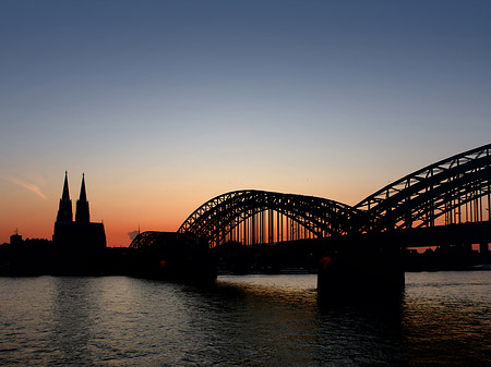 Foto Kölner Dom hinter der Hohenzollernbrücke - Köln