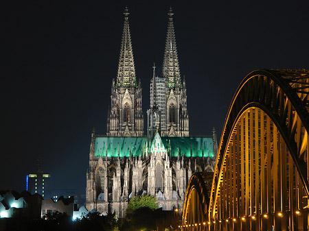 Foto Kölner Dom hinter der Hohenzollernbrücke - Köln