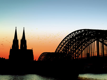 Foto Kölner Dom hinter der Hohenzollernbrücke