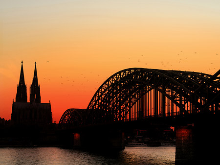 Kölner Dom hinter der Hohenzollernbrücke