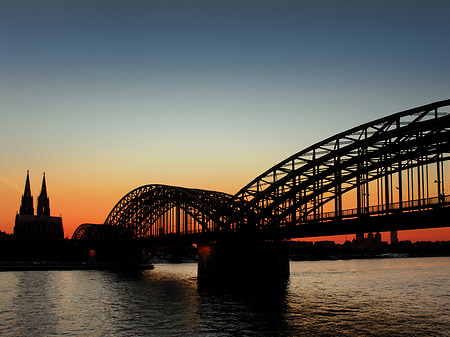 Kölner Dom hinter der Hohenzollernbrücke