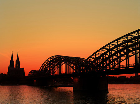 Fotos Kölner Dom hinter der Hohenzollernbrücke