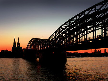 Kölner Dom hinter der Hohenzollernbrücke