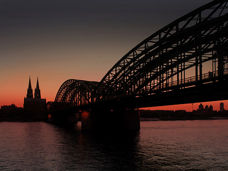 Kölner Dom hinter der Hohenzollernbrücke Foto 