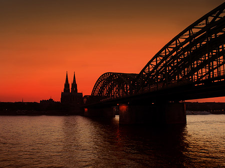 Foto Kölner Dom hinter der Hohenzollernbrücke