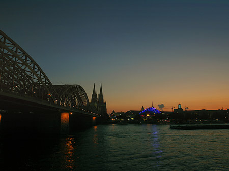 Kölner Dom hinter der Hohenzollernbrücke Fotos