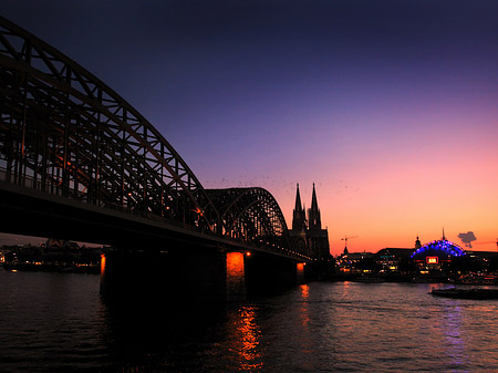 Kölner Dom hinter der Hohenzollernbrücke