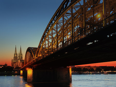 Kölner Dom hinter der Hohenzollernbrücke Fotos