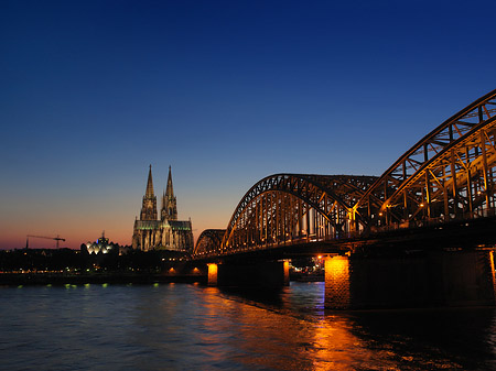 Kölner Dom hinter der Hohenzollernbrücke Fotos