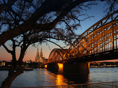 Kölner Dom hinter der Hohenzollernbrücke Foto 