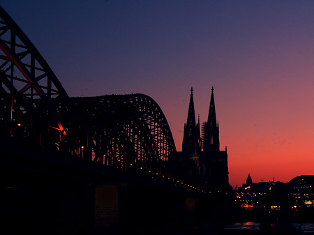 Foto Kölner Dom hinter der Hohenzollernbrücke - Köln