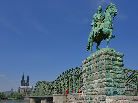 Foto Reiterstatue vor dem Kölner Dom - Köln