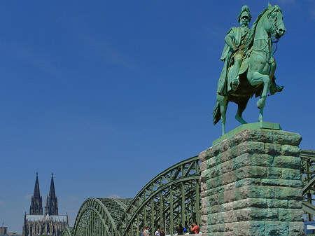 Reiterstatue vor dem Kölner Dom