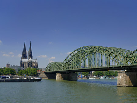 Schiff unter der Hohenzollernbrücke Fotos