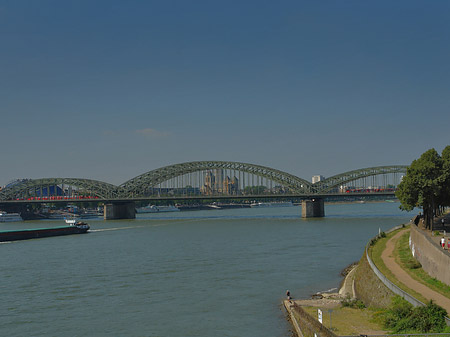 Schiff vor der Hohenzollernbrücke