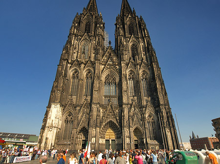 Fotos Touristen tummeln sich vor Kölner Dom | Köln