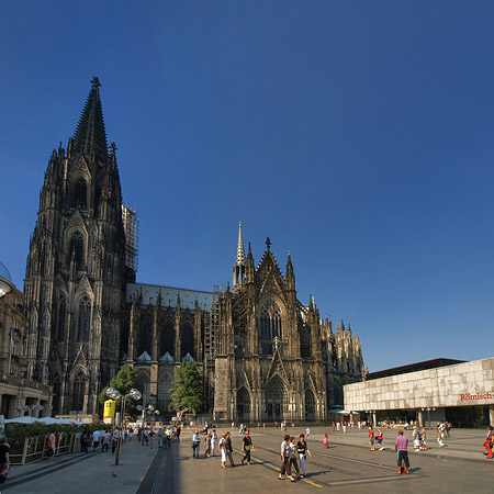 Touristen tummeln sich vor Kölner Dom