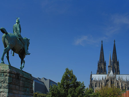 Foto Kölner Dom mit Reiterstatue