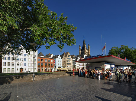 Schlange stehen für Köln-Düsseldorfer