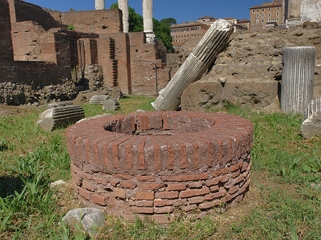 Foto Brunnen am Vesta-Tempel