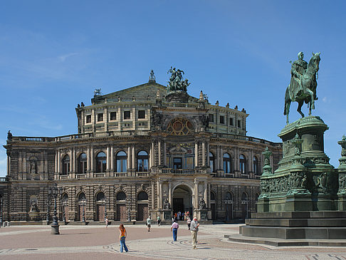 Foto König-Johann-Statue mit Semperoper