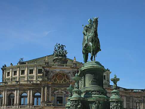 König-Johann-Statue mit Semperoper Foto 