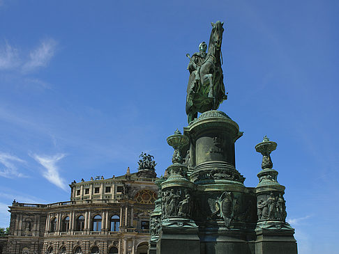 Fotos König-Johann-Statue mit Semperoper