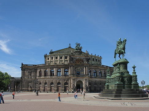 Foto König-Johann-Statue mit Semperoper