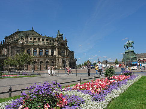 Semperoper mit Blumen Fotos