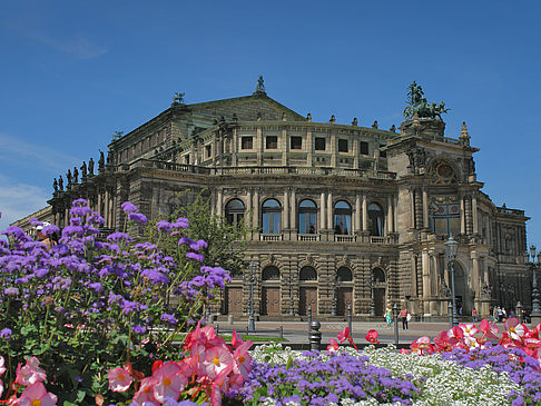 Fotos Semperoper mit Blumen